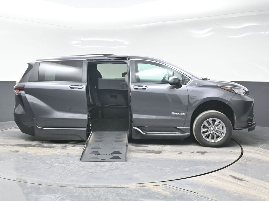 New 2025 Toyota Sienna Hybrid XLE Plus - BraunAbility Side Entry Entry Fold Out Automatic Ramp