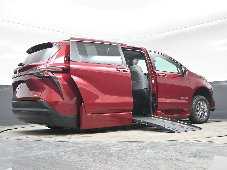 New 2025 Toyota Sienna Hybrid XLE Plus - BraunAbility Side Entry Entry Fold Out Automatic Ramp