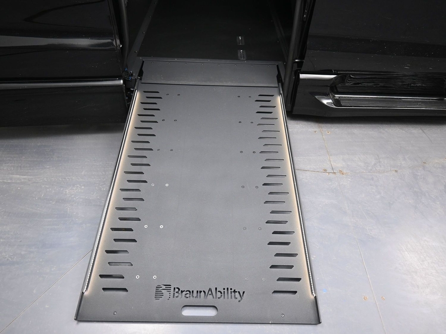 Black Chrysler Pacifica image number 9