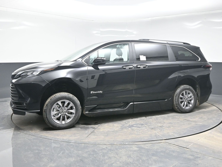 Black Toyota Sienna image number 2