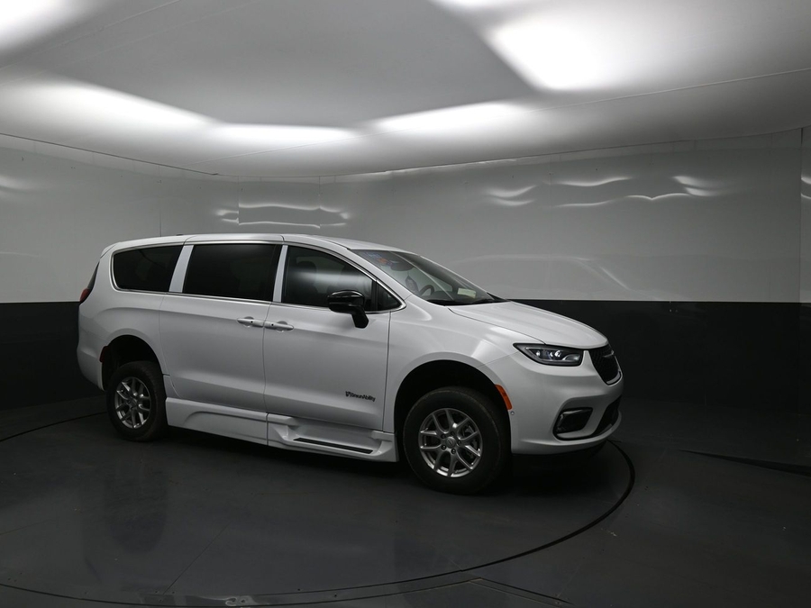 White Chrysler Pacifica image number 13