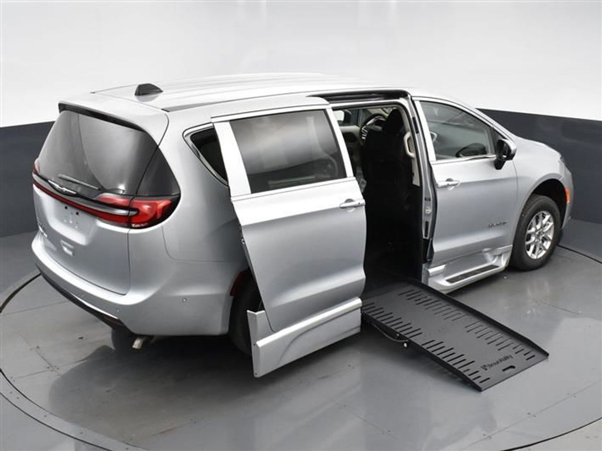 Silver Chrysler Pacifica image number 5
