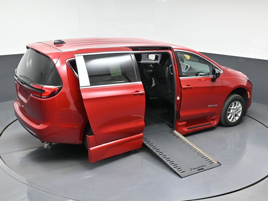 New 2027 Chrysler Pacifica Select Safety - BraunAbility Side Entry In Floor Automatic Ramp