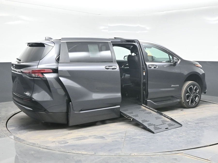Grey Toyota Sienna image number 6