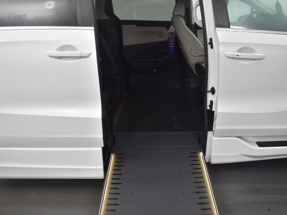 White Honda Odyssey image number 11