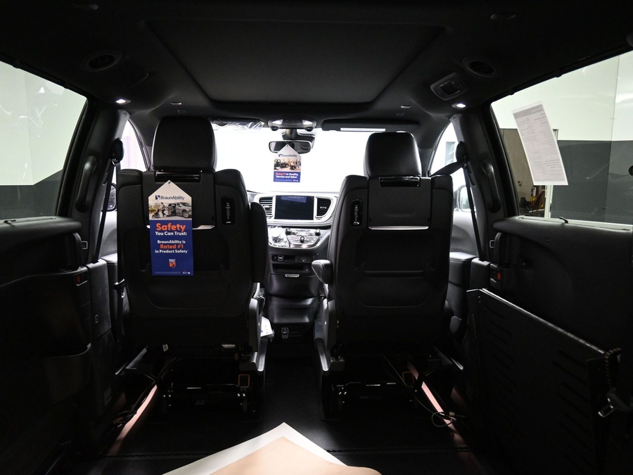 New 2026 Chrysler Pacifica Select Plus - BraunAbility Side Entry Entry Fold Out Automatic Ramp