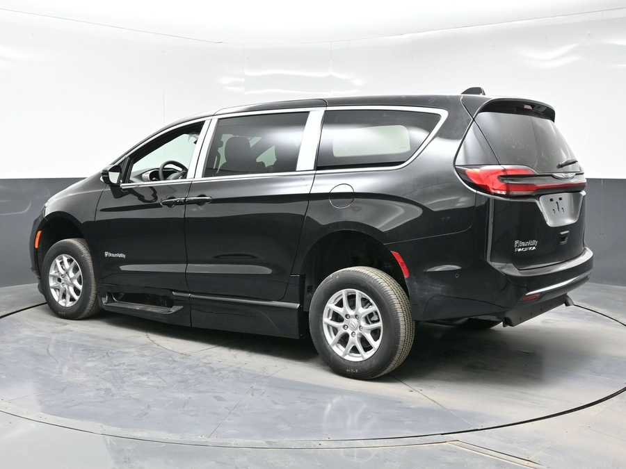 Black Chrysler Pacifica image number 3