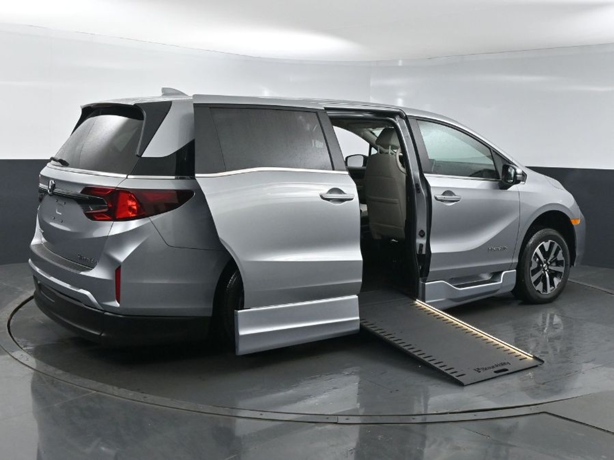 Silver Honda Odyssey image number 6