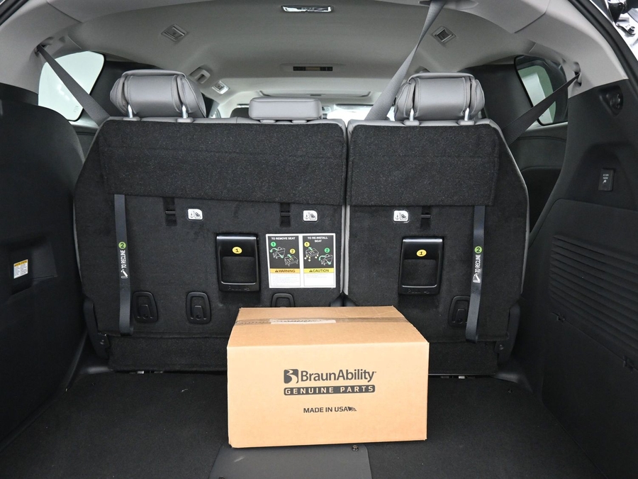 Grey Toyota Sienna image number 13