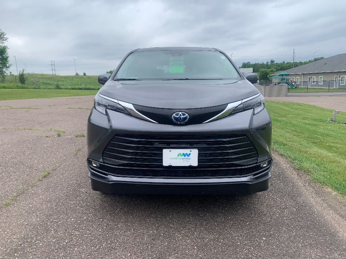 Metallic Gray Toyota Sienna image number 1