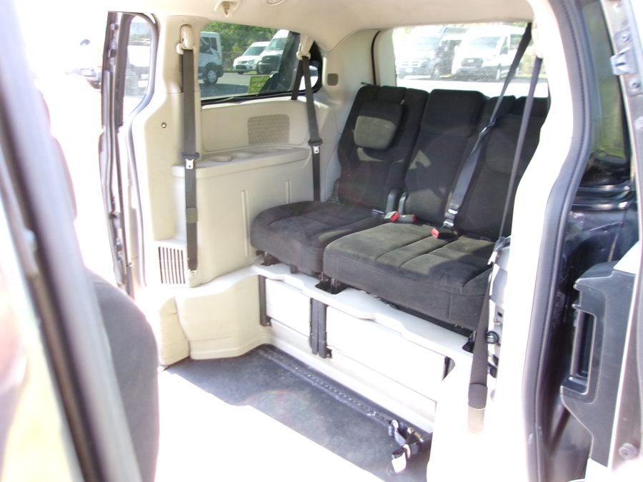 Grey Dodge Grand Caravan image number 19