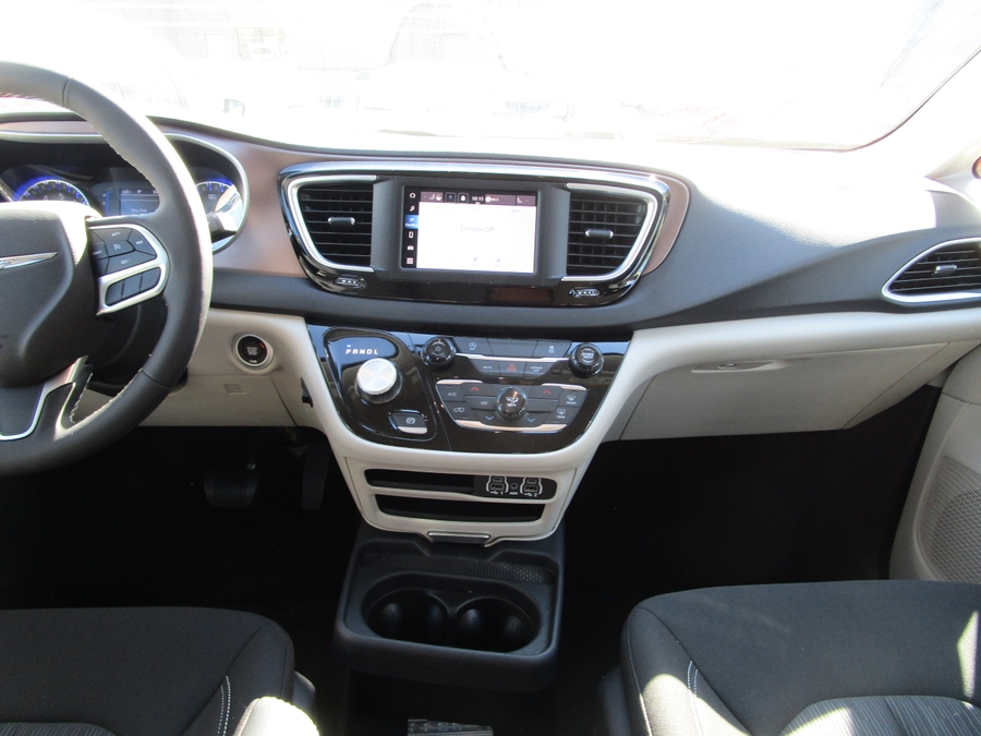 White Chrysler Voyager image number 7