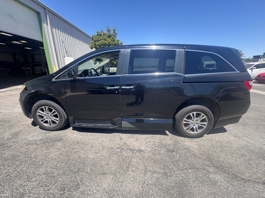  Honda Odyssey with Side Entry Automatic In Floor ramp
