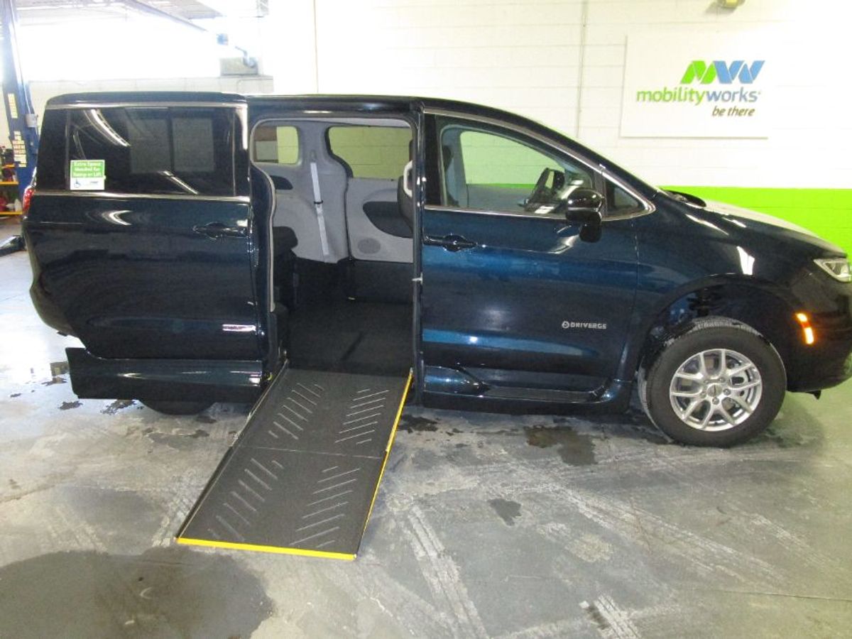Blue Chrysler Pacifica image number 7