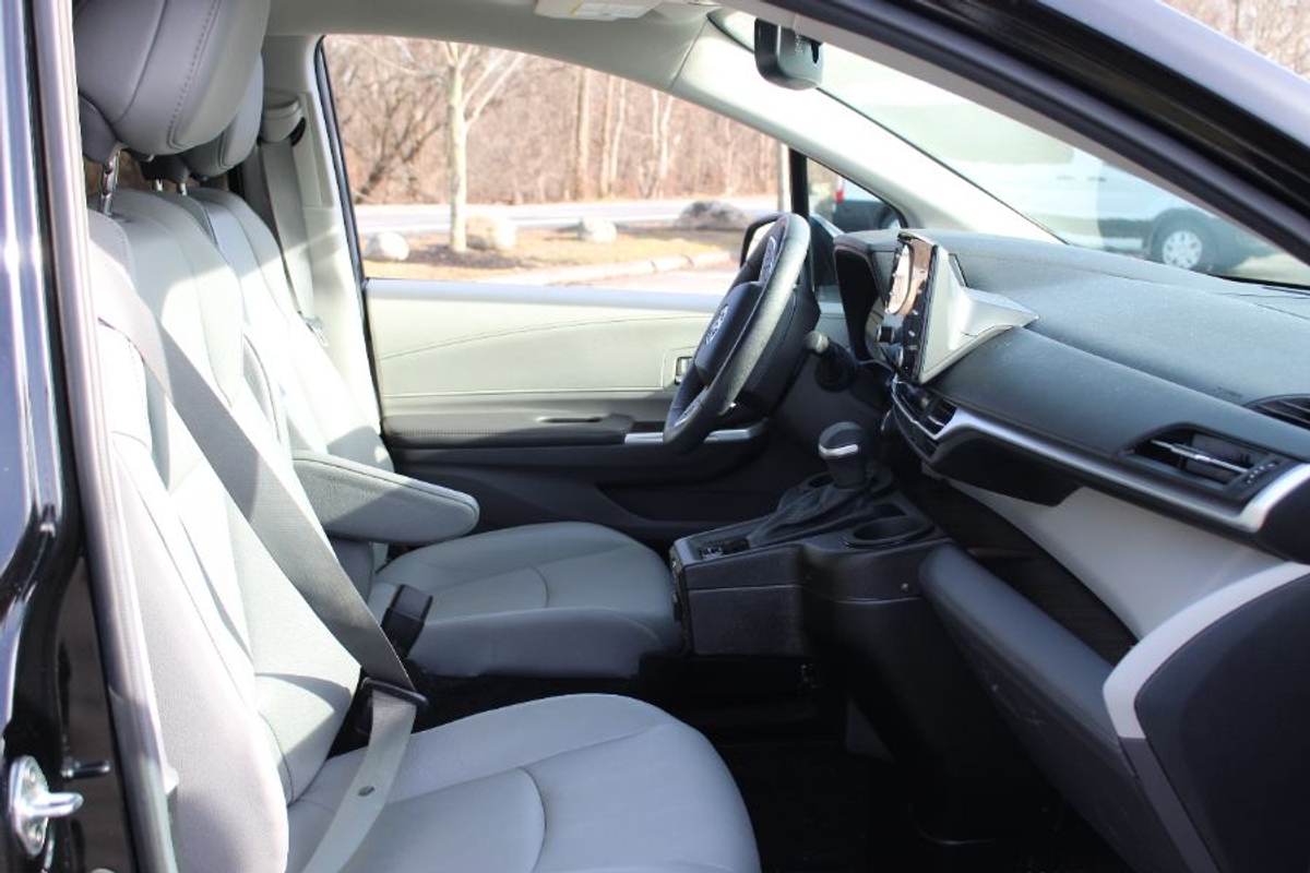 Black Toyota Sienna image number 10