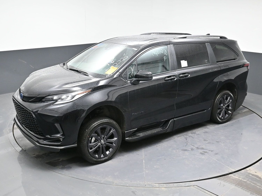 New 2025 Toyota Sienna Hybrid XSE Sport - BraunAbility Side Entry Entry Fold Out Automatic Ramp