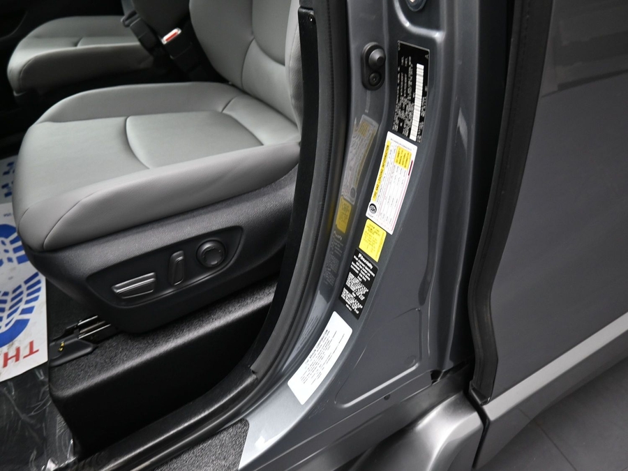 Grey Toyota Sienna image number 14