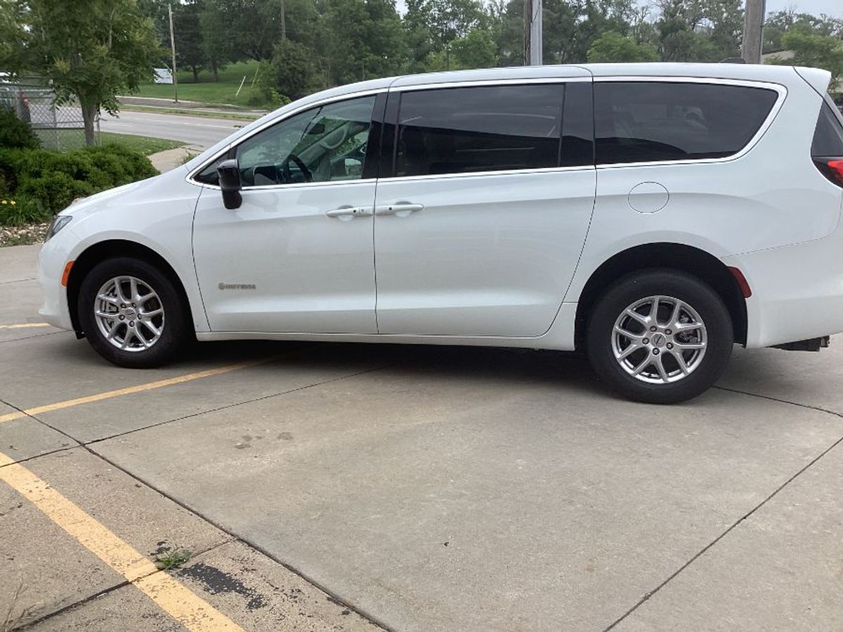 2024 CHRYSLER VOYAGER - Image 7