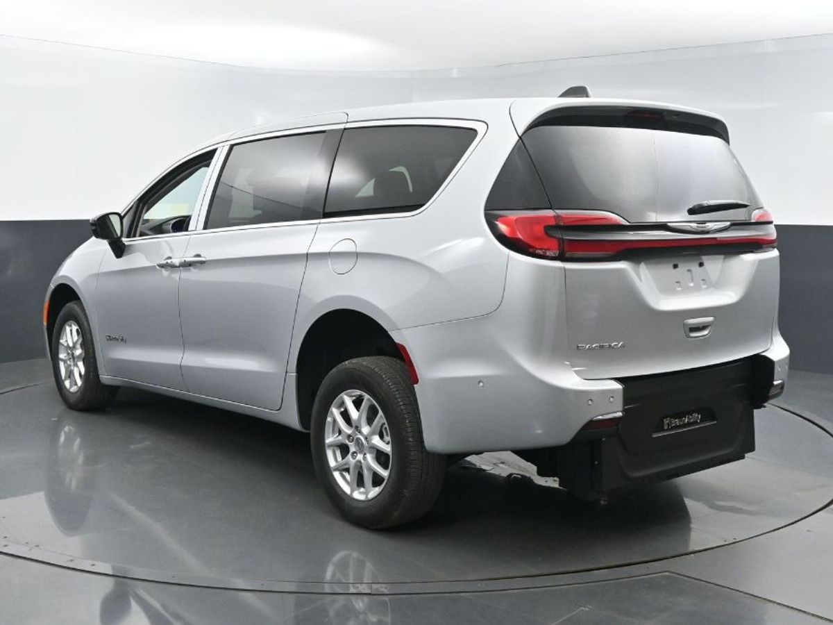 Silver Chrysler Pacifica image number 18