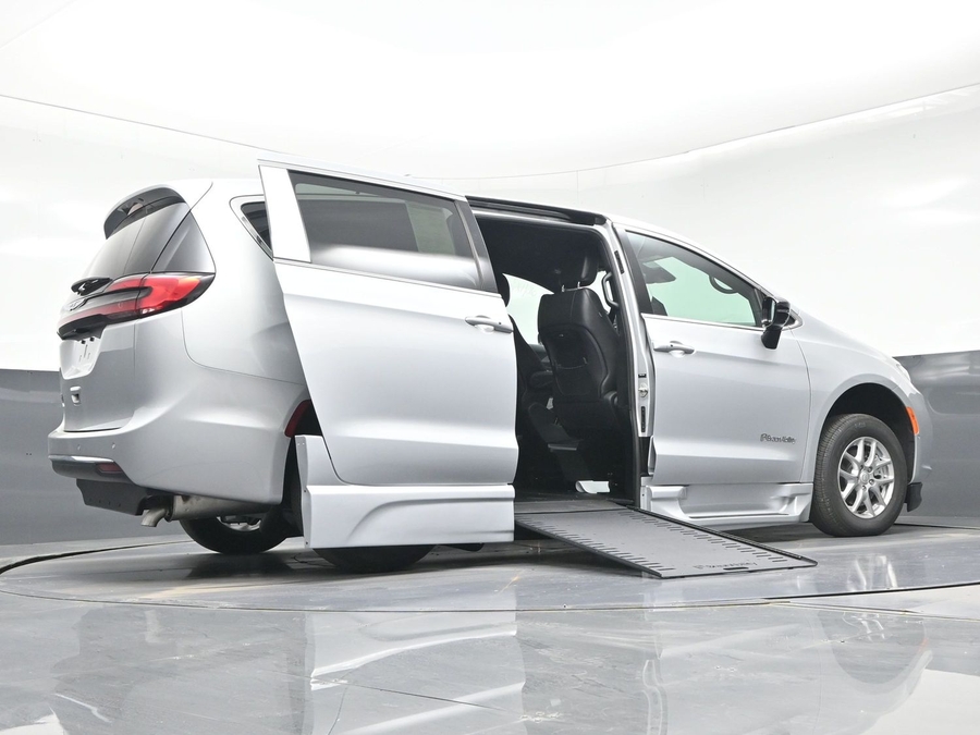 Silver Chrysler Pacifica image number 18