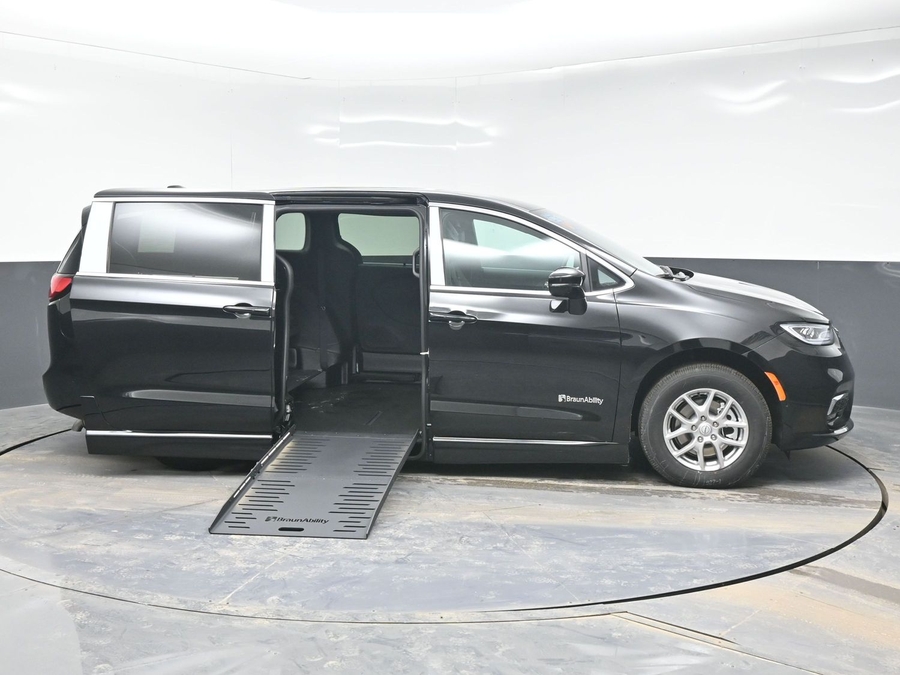 Black Chrysler Pacifica image number 7