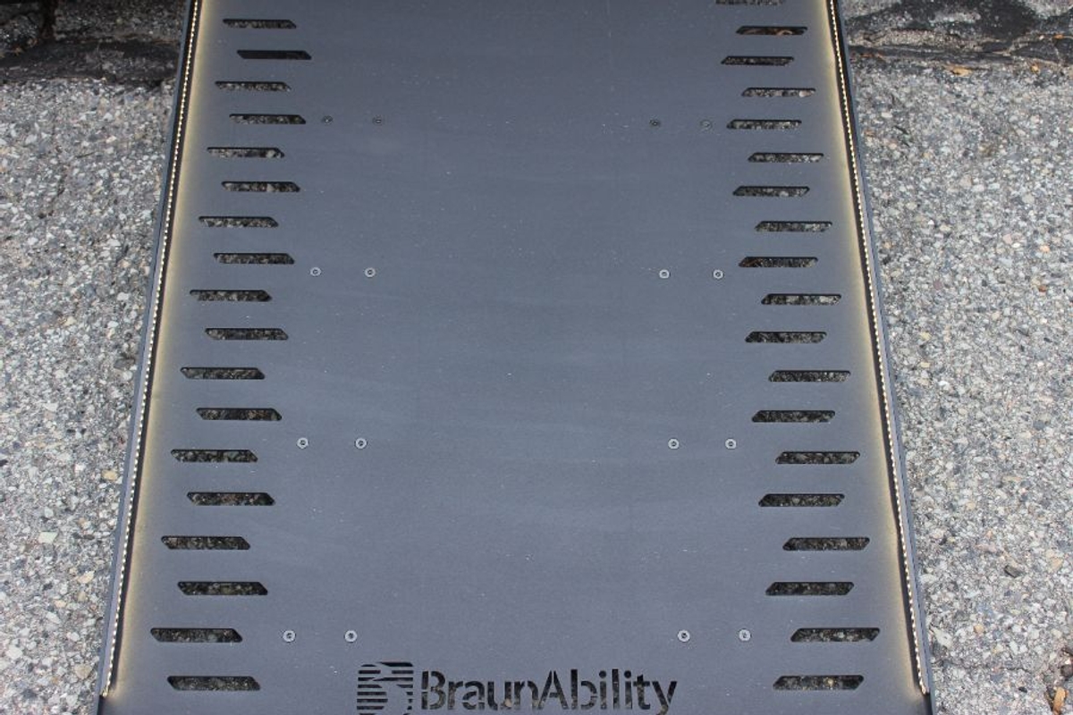 Black Chrysler Pacifica image number 13