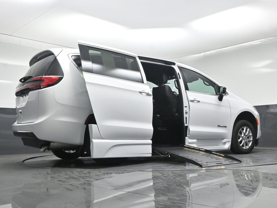 New 2027 Chrysler Pacifica Select Safety - BraunAbility Side Entry Fold Out Automatic Ramp