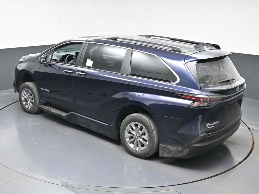 Blue Toyota Sienna image number 18