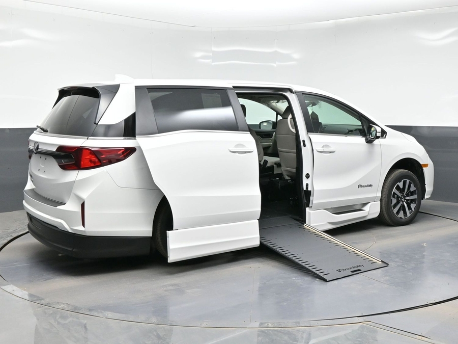 White Honda Odyssey image number 6