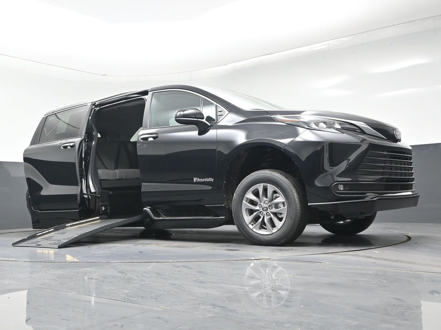 Black Toyota Sienna image number 15