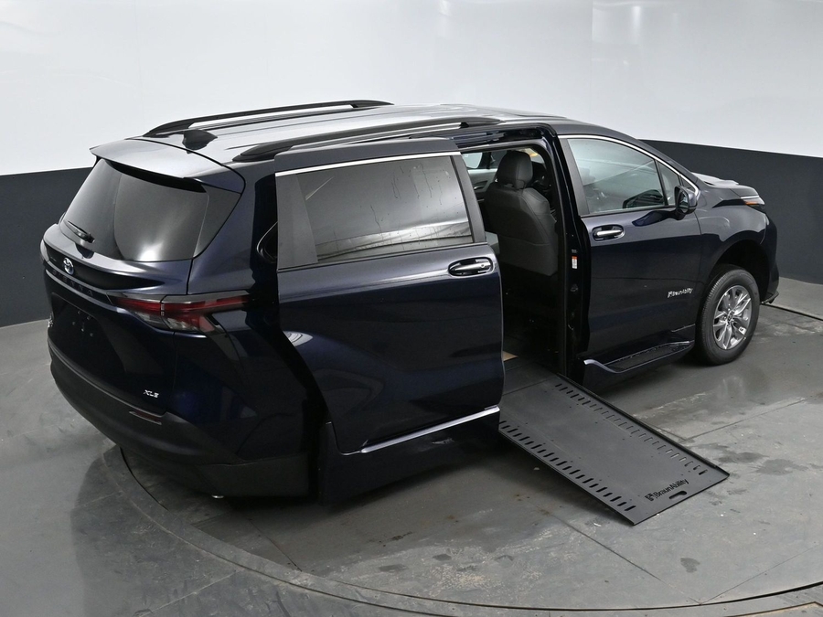 New 2025 Toyota Sienna Hybrid XLE Plus - BraunAbility Side Entry Entry In Floor Automatic Ramp