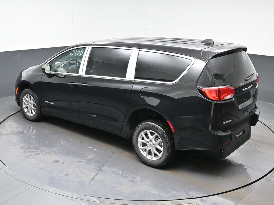 Black Chrysler Voyager image number 23