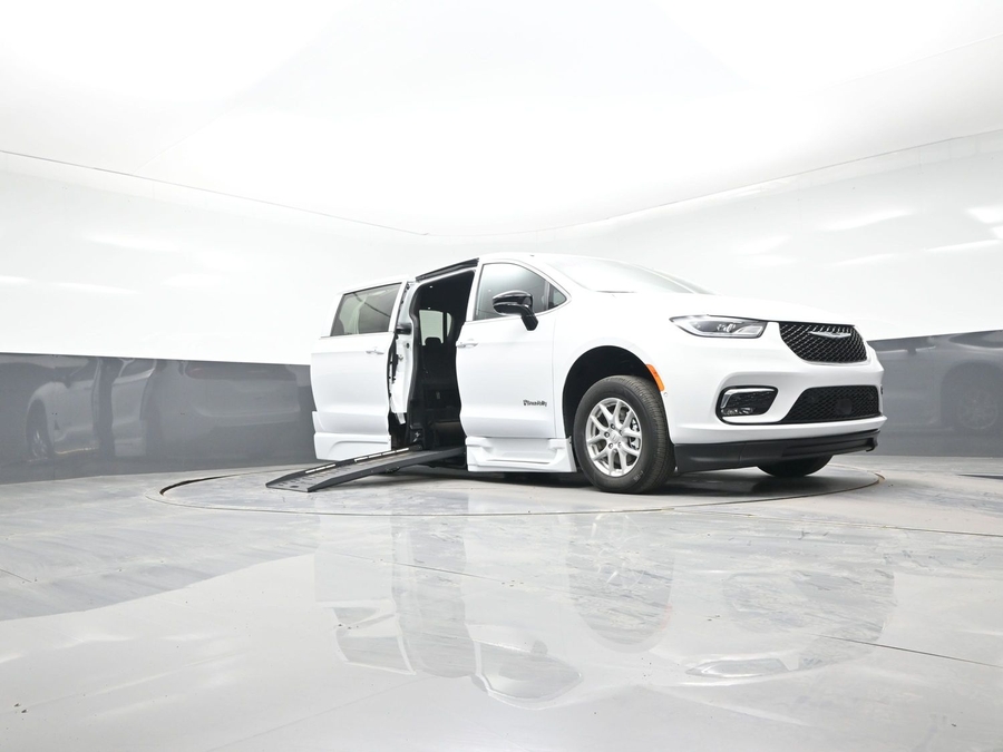 New 2026 Chrysler Pacifica Select Safety - BraunAbility Side Entry Entry Fold Out Automatic Ramp