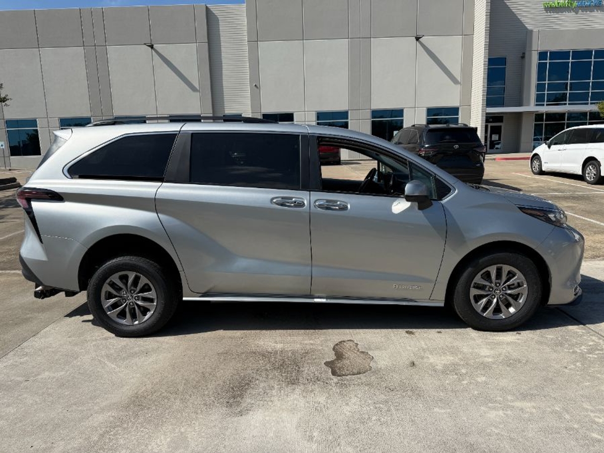 2024 TOYOTA SIENNA - Image 2