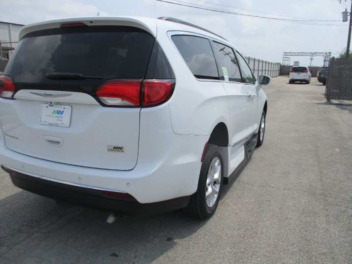 White Chrysler Pacifica image number 3