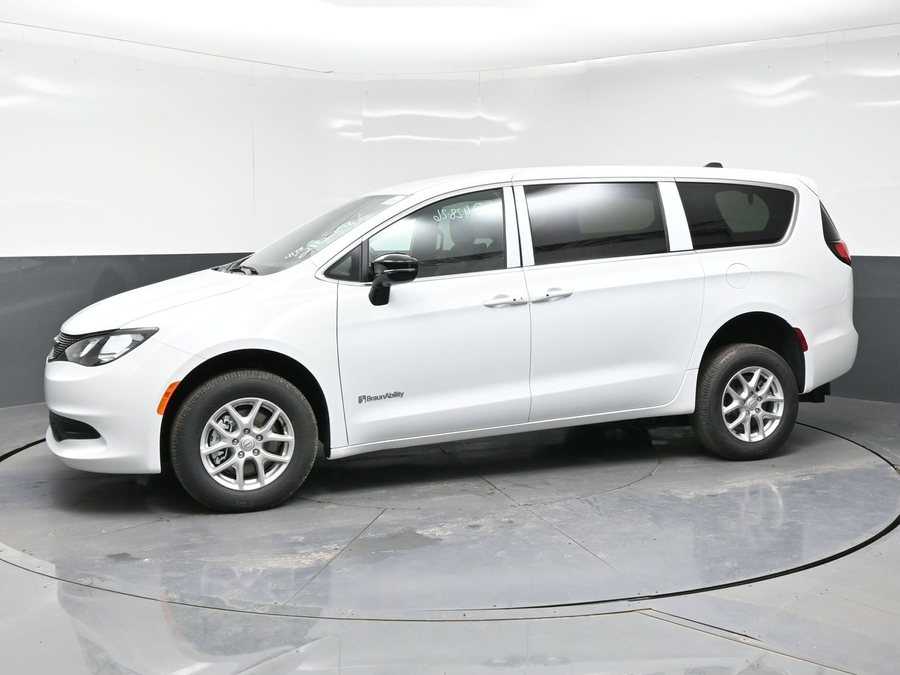 White Chrysler Voyager image number 11