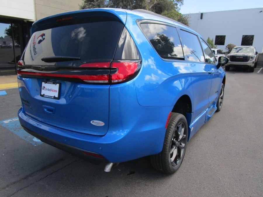 New 2026 Chrysler Pacifica Select Sport - BraunAbility Side Entry Entry In Floor Automatic Ramp