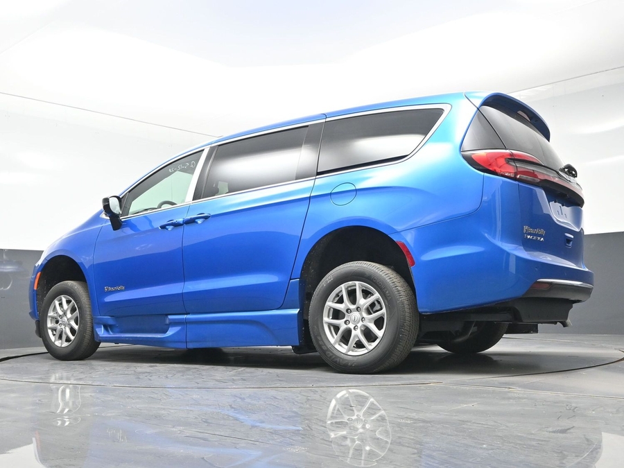 Blue Chrysler Pacifica image number 17