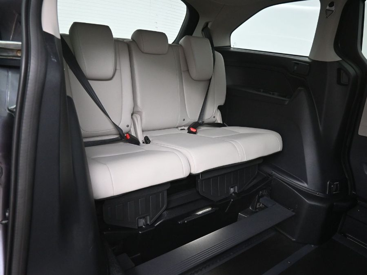 Grey Honda Odyssey image number 9