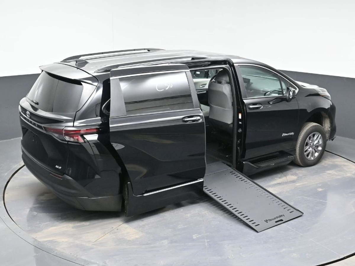 Black Toyota Sienna image number 25
