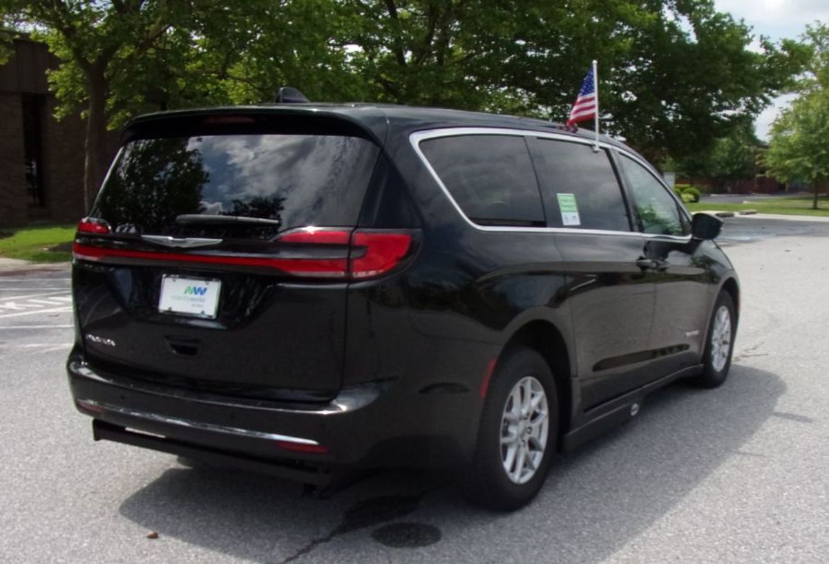 Black Chrysler Pacifica image number 5