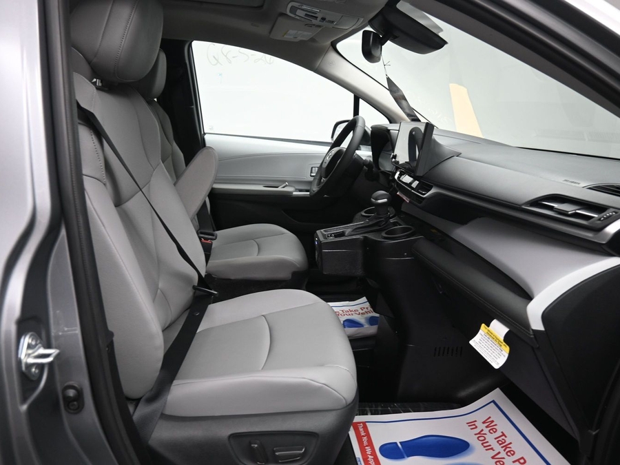 New 2026 Toyota Sienna Hybrid XLE Base - BraunAbility Side Entry Fold Out Automatic Ramp