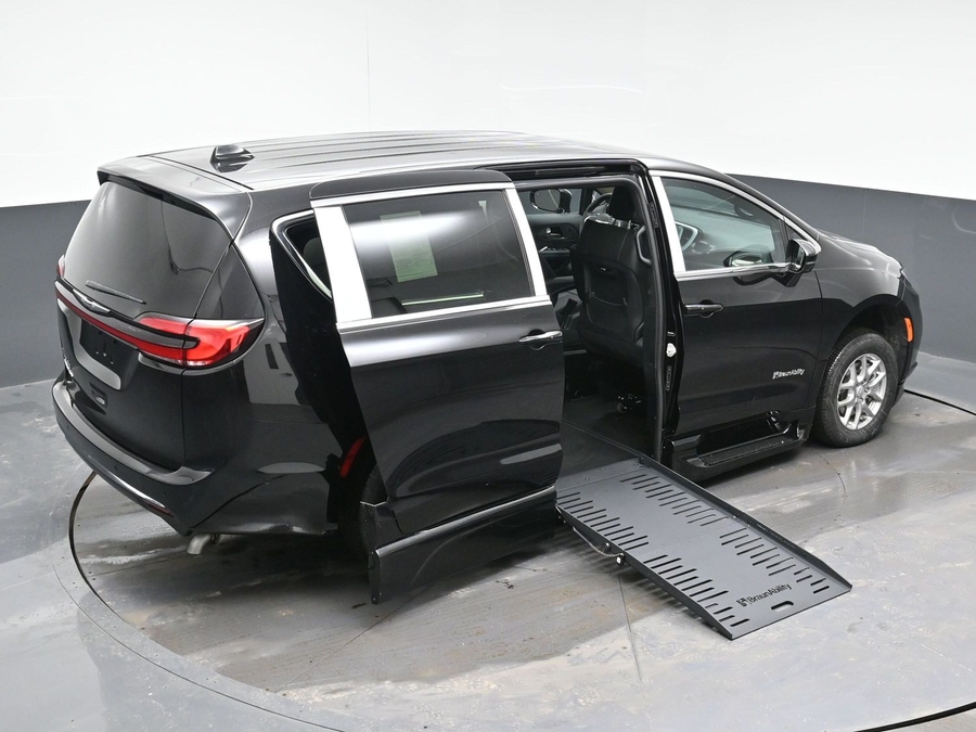 Black Chrysler Pacifica image number 25