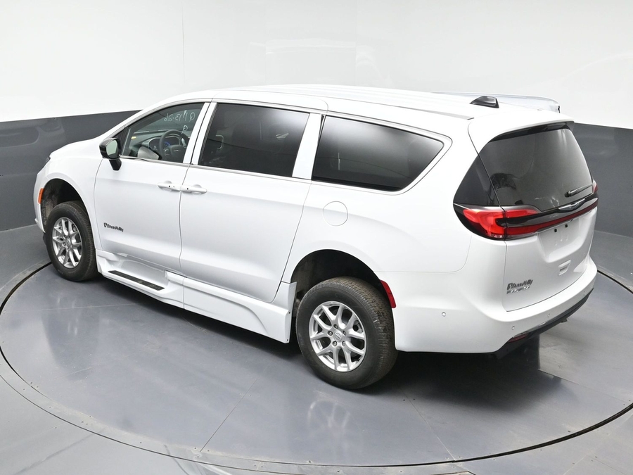 New 2025 Chrysler Pacifica Select Safety - BraunAbility Side Entry Entry Fold Out Automatic Ramp