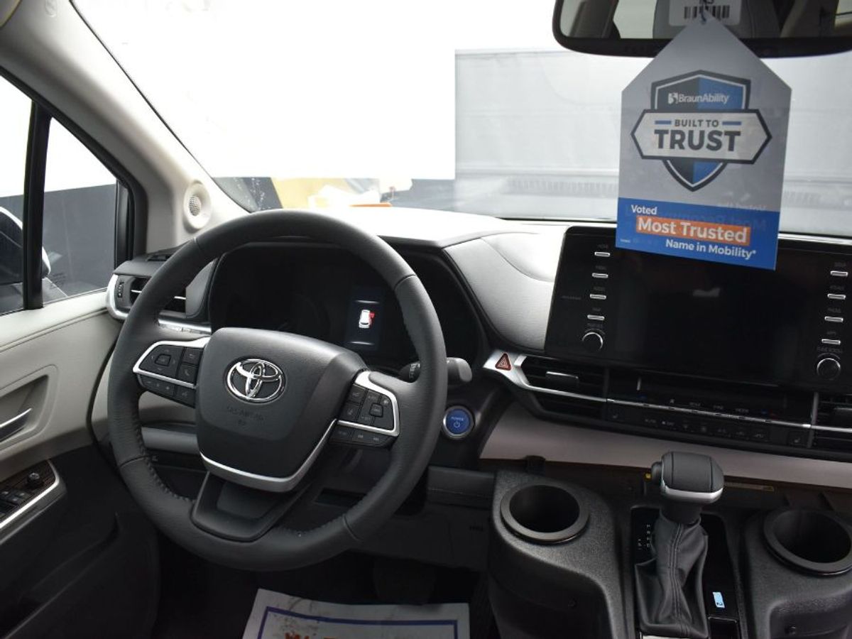 2024 TOYOTA SIENNA - Image 6