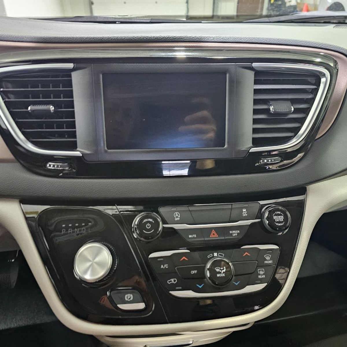 White Chrysler Voyager image number 18