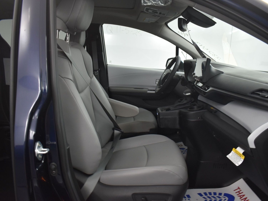 New 2025 Toyota Sienna Hybrid XLE Base - BraunAbility Side Entry Entry Fold Out Automatic Ramp