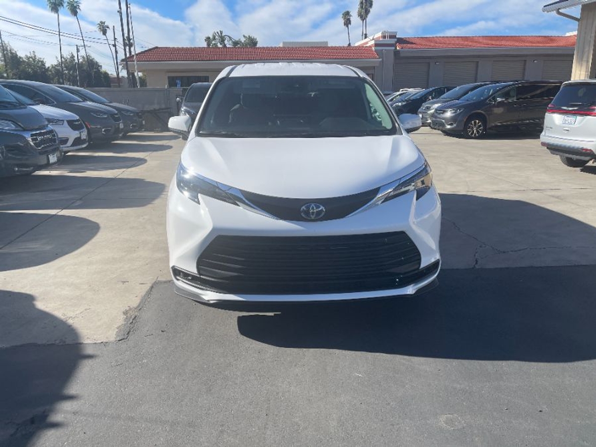 White Toyota Sienna image number 8