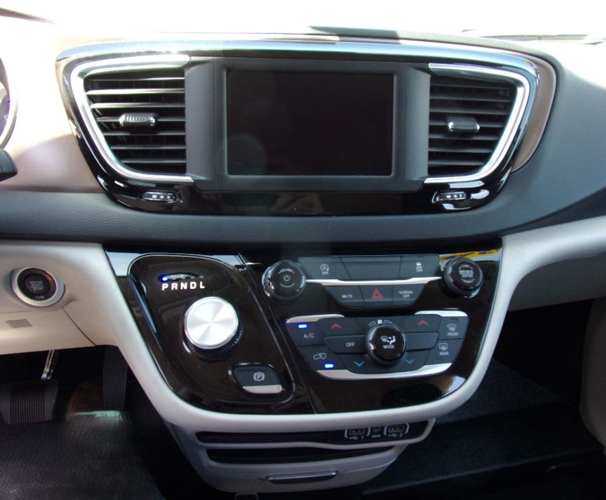 White Chrysler Voyager image number 11