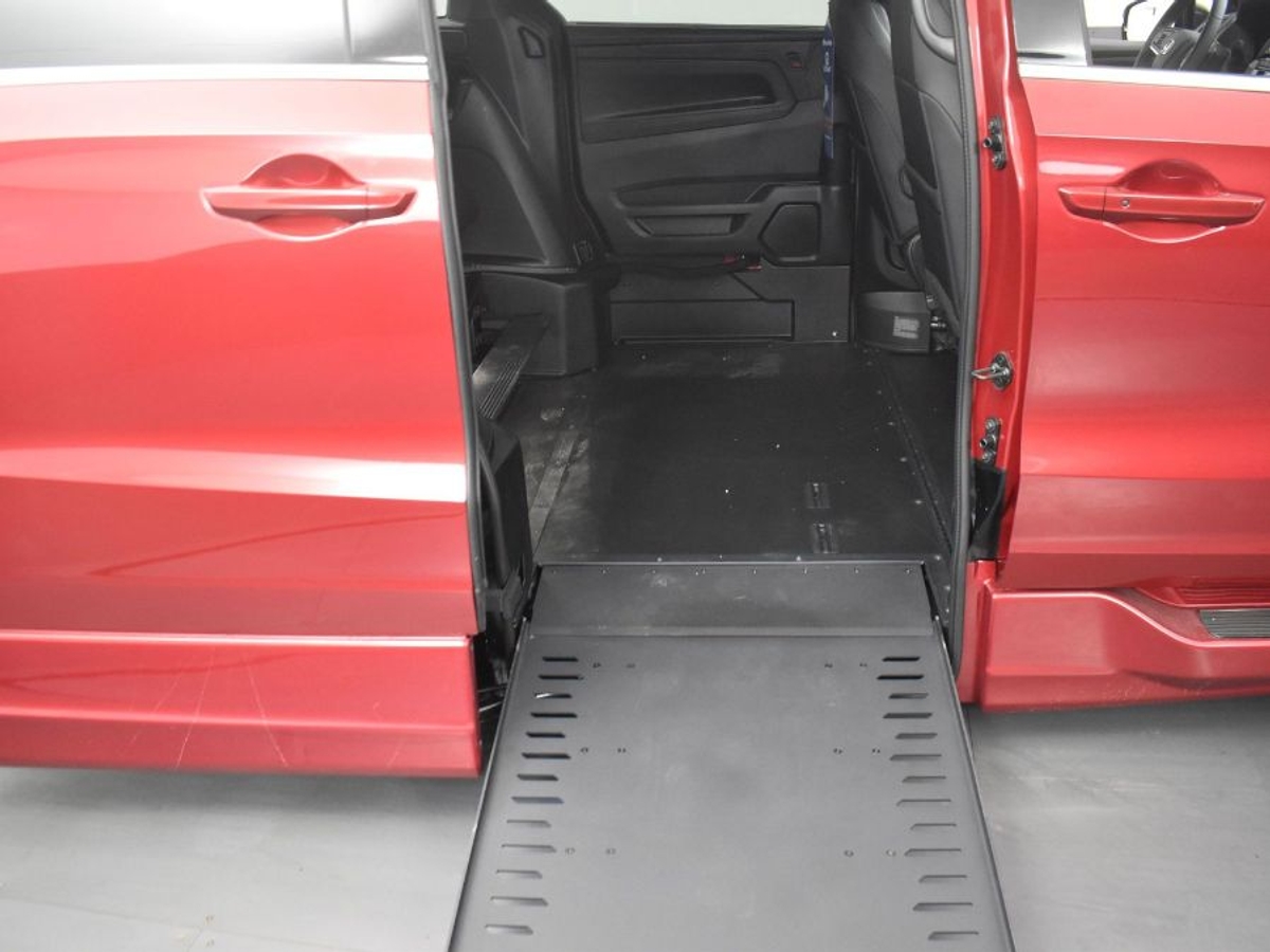 Red Honda Odyssey image number 11